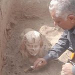 Encuentran en Egipto una estatua de una esfinge sonriente