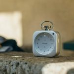 Japón lanza un reloj sin manecillas que cuesta más de 320 euros: así es lo nuevo de Jony Ive, diseñador del iPhone