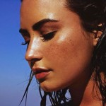 Demi Lovato luce su piel con pecas en una increíble foto, pero dermatóloga alerta sobre un detalle