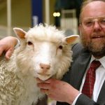 El pionero de la clonación Ian Wilmut, conocido por la oveja Dolly, muere a los 79 años