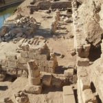 Descubren en Egipto máscaras de momias y figura del dios del silencio