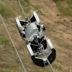 Facebook crea un robot que ‘vuela’ sobre cableado eléctrico para instalar fibra óptica