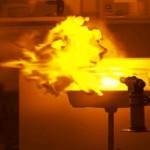Qué es y cómo se genera el fuego negro, la espectacular llama química que arde con luz oscura a simple vista