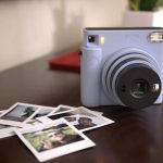 Fujifilm Instax Square SQ1 simplifica los selfies para fans de la foto instantánea