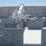 Hadrian X, el robot que construye las paredes de una casa en un día