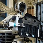 Así es Atlas, el robot humanoide de Hyundai: levanta 50 kilos, trabaja bajo la lluvia y se cambia la batería solo