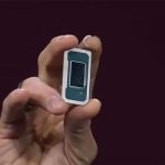 Intel muestra el primer procesador Panther Lake fabricado en Intel 18A y Pat Gelsinger se lo entrega en mano al CEO de Lenovo