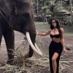 Kim Kardashian criticada por posar con elefantes en Bali
