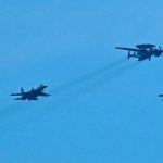 El nuevo avión AEW&C KJ-600 del portaaviones Fujian de la Armada de China realiza un vuelo en formación junto a cazas embarcados J-15