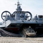 Un astillero ruso repara el mayor aerodeslizador de asalto anfibio del mundo.