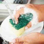 Cómo lavar la esponja de cocina para que no se convierta en un caldo de cultivo de gérmenes