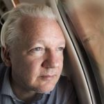 Julian Assange sale en libertad