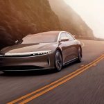 Aumenta la rivalidad: Tesla y Lucid reducen el precio de sus autos eléctricos