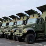 El Ejército de EE. UU. avanza en la compra de nuevos camiones pesados M917A3 producidos por Mack Defense