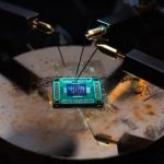 Más allá de la Ley de Moore: crean el primer microchip de seis capas del mundo