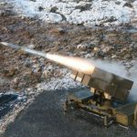 El sistema de defensa aérea NASAMS realiza el lanzamiento de nuevos misiles AIM-9X y AMRAAM-ER