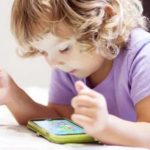 Estos son los beneficios y riesgos de darle a tu hijo su primer teléfono