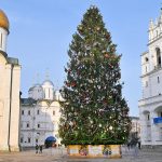 El principal árbol navideño de Rusia ya se luce en el centro de Moscú