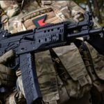 Rusia recibe una nueva versión de fusiles de asalto AK-12 de Kalashnikov.
