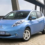 El problema del coche eléctrico no es solo que se quede obsoleto demasiado rápido: también le están quitando funciones