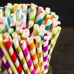 Descubren que las pajitas de papel contienen “químicos permanentes tóxicos”