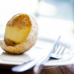 Hay gente defendiendo sacar a las patatas cocidas de nuestra dieta. La ciencia lo tiene claro: mala idea