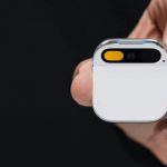 Dos exempleados de Apple crean una alternativa con IA al smartphone que puedes llevar en la ropa