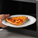 Recibe una multa de 1.500 euros tras calentar una pizza en el microondas