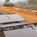 Placas solares en las vías del tren: el innovador sistema reversible que genera energía en infraestructuras sin tráfico