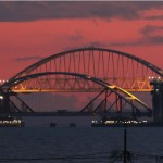 Elevan el arco de carretera del puente que conectará Crimea con el resto de Rusia