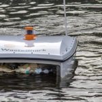 Crean “tiburón robot” que come desechos plásticos en los ríos