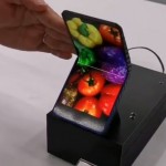 Este móvil plegable es el más parecido que hay al que tienes en la mano ahora mismo
