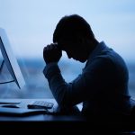 Estudio: estar sentado muchas horas y no tomar café aumenta el riesgo de muerte