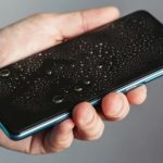 Con estos consejos podrías salvar ese smartphone que acaba de caer al agua