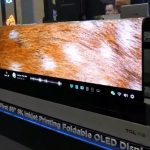 Esta gigantesca TV OLED de 65 pulgadas tiene una habilidad única: se pliega para convertirse en una mesa