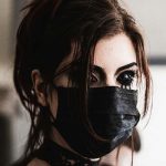 Una modelo se tatúa los ojos de negro… y queda ciega