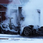 Tesla Model S arde por completo mientras recargaba