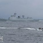 Dos nuevos destructores de misiles guiados entran en el servicio naval chino.