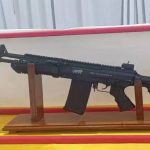 India presenta nuevo rifle de asalto de fabricación nacional ‘Ugram’.
