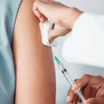 Adiós a las agujas: crean una vacuna líquida que se aplica en la piel y que produce más anticuerpos