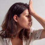 ¿Tu voz crítica no te deja en paz cuando te equivocas? Aprende a acallarla