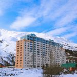 La historia de Whittier, el pueblo que vive en un mismo edificio