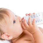 Beber agua puede ser peligroso para los bebés