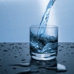 4 signos de que necesitas tomar más agua