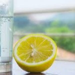 10 buenas razones para tomar agua con limón cada mañana