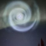 Una extraña espiral brillante aparece en el cielo nocturno de Alaska