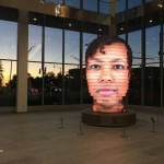Instalación artística refleja el rostro de quienes la ven en 3D