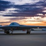El futurista B-21 Raider de la Fuerza Aérea de EE.UU. entra en producción a bajo ritmo.