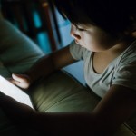 A más tiempo de pantallas, ¿más comida chatarra para los niños?