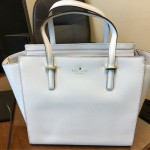 ¿De qué color es este bolso, azul o blanco?